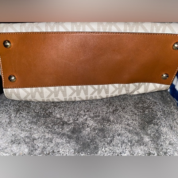 Michael Kors Hamilton Lg. Lock & Key Tote in Vanilla - Picture 8 of 8